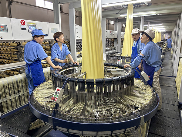 7 月 23 日，老員工手把手地教導(dǎo)轉(zhuǎn)崗新員工調(diào)試機(jī)器。.jpg