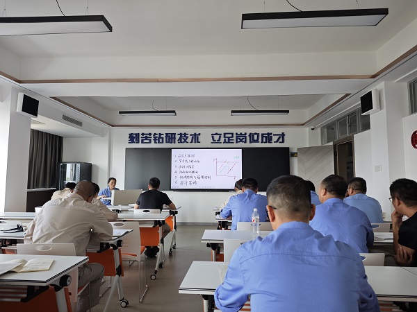 近日，計控電儀部主任工程師馬曉華為部門人員進行了“離心式壓縮機的防喘振控制” 培訓1.jpg