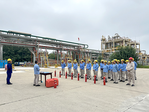 ②8月8日 消防隊(duì)長王曉宏為630罐區(qū)崗位人員進(jìn)行消防基礎(chǔ)知識講授.jpg