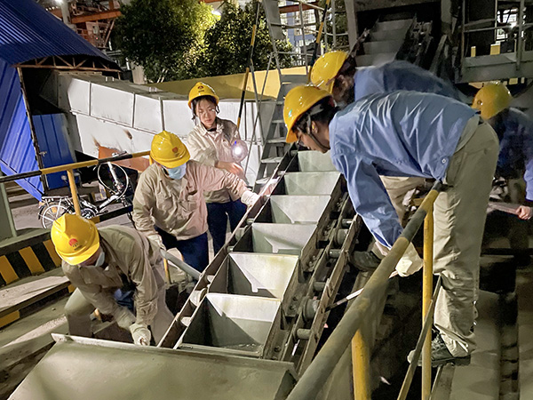 9月7日，三期鍋爐水平鏈斗跳車，夜班運(yùn)行人員緊張復(fù)位.jpg