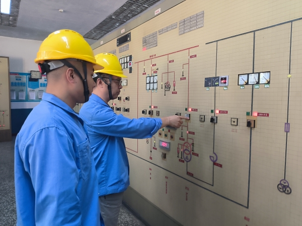 9月14日，運(yùn)行人員老師傅正在對(duì)徒弟進(jìn)行倒閘操作培訓(xùn).jpg