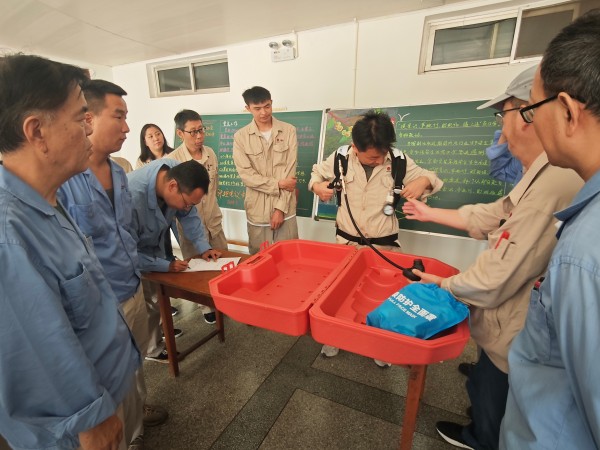 近日，計(jì)控電儀部特邀公司應(yīng)急救援隊(duì)隊(duì)長(zhǎng)寧生修為部門全體員工進(jìn)行心肺復(fù)蘇和空氣呼吸器使用方法的應(yīng)急技能培訓(xùn)1.jpg