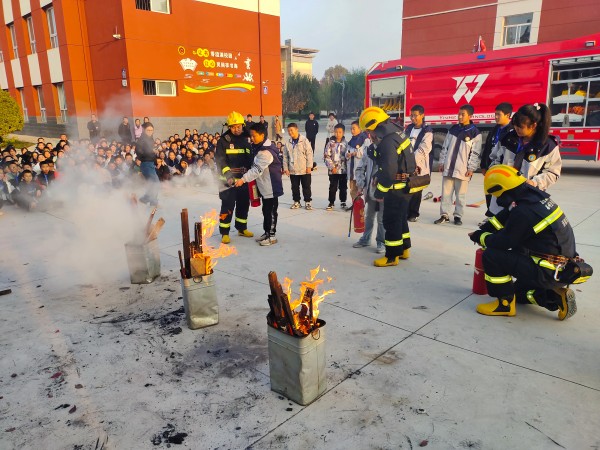 11月6日，彬州公司消防隊進學(xué)校宣傳消防知識.jpg