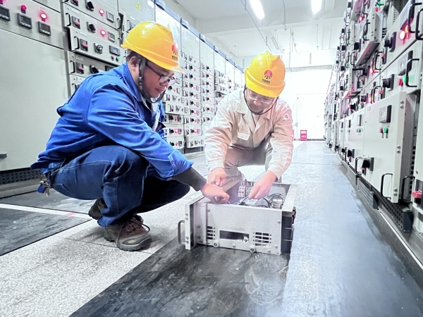 11月，計控電儀部運行人員正在對開關(guān)柜進行維修.jpg