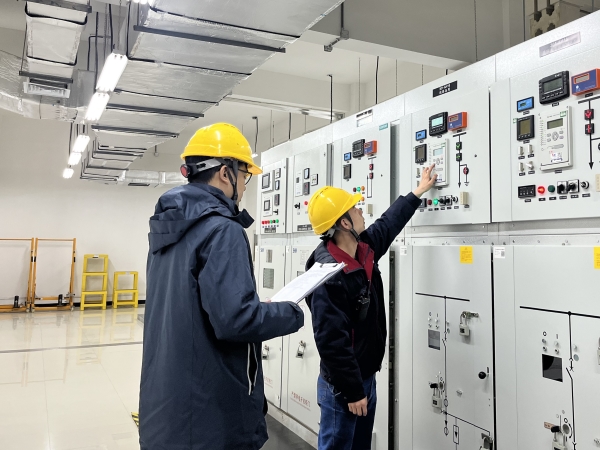 12月，計控電儀部運行人員正在巡檢.jpg