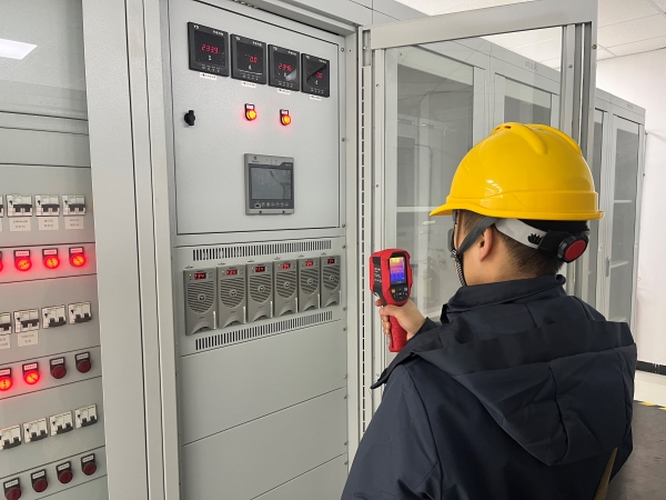 12月，計控電儀部運行人員正在用測溫儀排查隱患.jpg