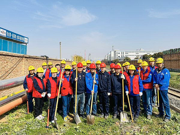 3月20日下午，物料車間黨支部開展“清除雜草保安全 志愿服務(wù)顯擔(dān)當(dāng)”主題活動，黨員及青年志愿者集體合影    600.jpg