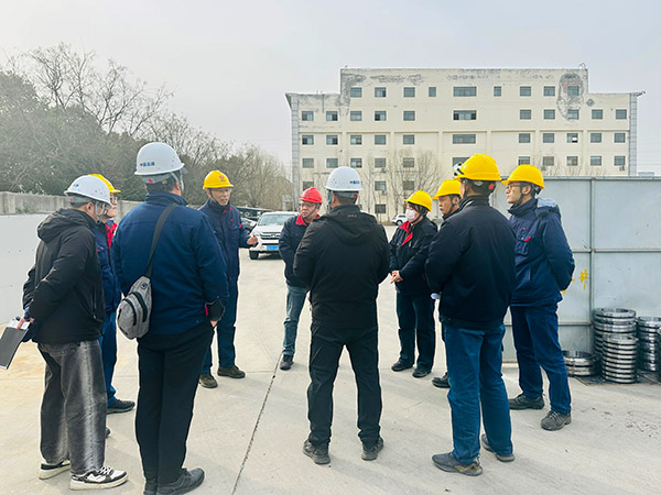 2月12日下午，物料車間開展重大危險源綜合大檢查，圖為裝車站臺VOC環(huán)保裝置的升級改造項目現(xiàn)場 (1).jpg