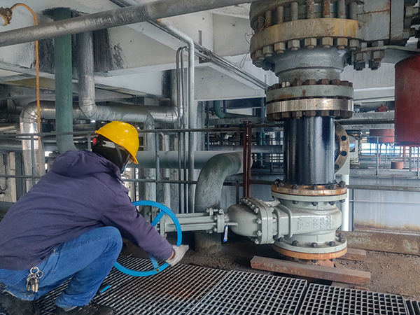 2月22日，氣化爐連通管線(xiàn)改造完成，工藝人員切換試用 照片.jpg