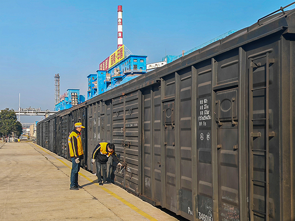 2025年2月25日，鐵路科員工對裝好的車輛進(jìn)行檢查0 (1).jpg