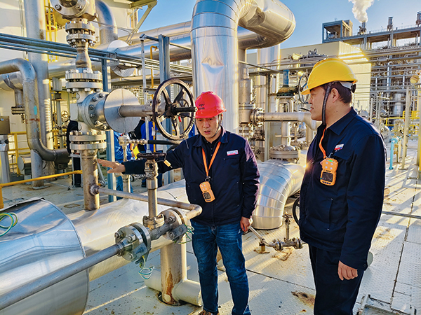 2月27日，車間管理組例行裝置區(qū)隱患排查，全員佩戴移動式四合一氣體檢測儀，以上率下 照片.jpg