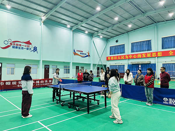 3月5日下午，物料車間舉辦以“巾幗綻芳華 乒搏向未來”為主題的女職工乒乓球趣味運動會，圖為乒乓球單打項目.JPG