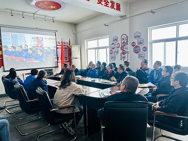 3月13日下午，物料車(chē)間黨支部開(kāi)展“惠學(xué)礪心 筑夢(mèng)前行”主題黨日活動(dòng)，圖為集中觀(guān)看了陜煤集團(tuán)第一期惠學(xué)礪心大課堂錄播視頻.jpg