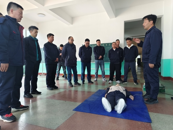 3月21日，應(yīng)急隊員寧修生在尿素車間講解心肺復(fù)蘇.jpg