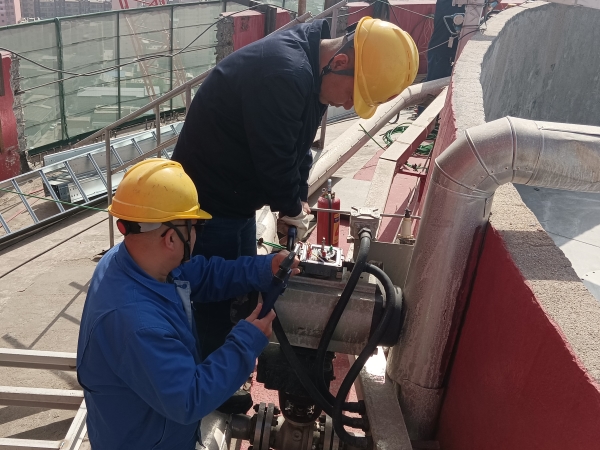 4月7日上午，一二期大檢修開始，計(jì)控電儀部空分尿素工段員工在尿素造粒塔頂進(jìn)行閥門附件拆檢作業(yè)。.jpg