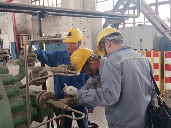 4月8日，計控電儀部空分尿素工段韋西榮帶領儀表人員進入一期機組廠房進行機組檢修軸系儀表。.jpg