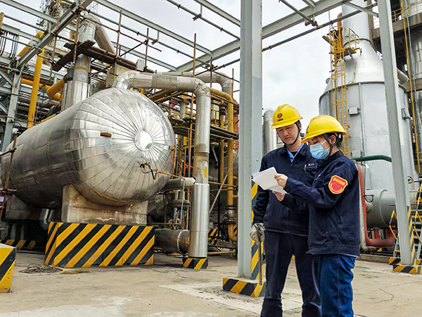 現(xiàn)場負責人講解情況   副圖   600.jpg