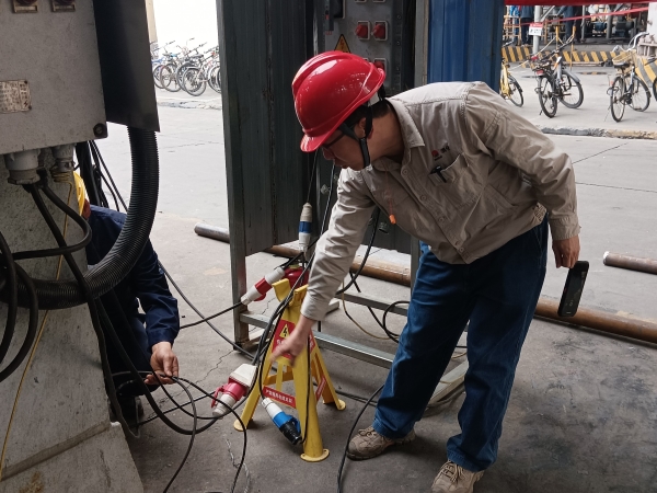 4月9日，計控電儀部安全員黃建榮在進行安全用電現場檢查，為作業(yè)人員指出問題并認真講解正確操作及規(guī)定。.jpg