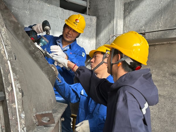 4月9日王明偉、康金生、青工曾炳睿在2#鍋爐磨煤機(jī)更換北側(cè)磨輥溫度.jpg
