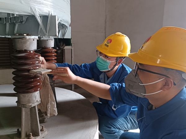賈華銘和喬坤對絕緣子進(jìn)行清掃.jpg