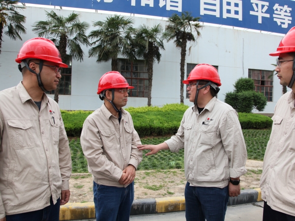 4月11日，公司領(lǐng)導(dǎo)在現(xiàn)場.jpg