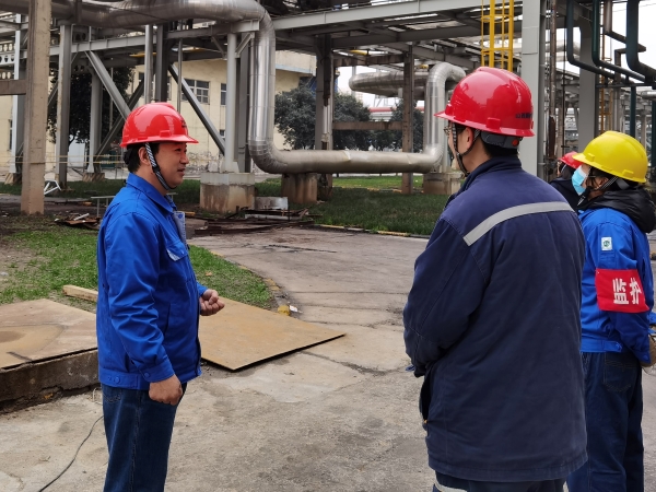 4月12日下午，計(jì)控電儀部黨支部書記王文波在一期大檢修現(xiàn)場(chǎng)進(jìn)行安全大檢查.jpg