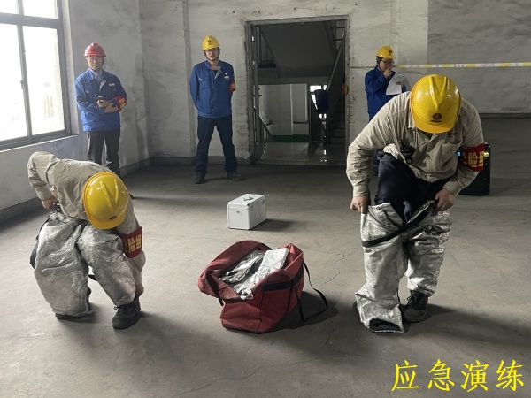 演練中穿戴防護(hù)用具.jpg