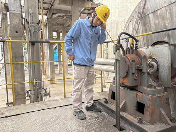 脫硫崗位操作工利用聽棒和測振儀檢查引風(fēng)機工作是否正常.jpg